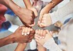 Soutien, prière, et, confiance, avec, des, gens, se tenant, les, mains, dans, le conseil