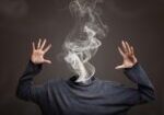 Mujer, cabeza, subiendo, adentro, humo, mostrando, síndrome de agotamiento, o