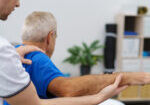 Physiotherapeut, Behandlung, eines, Mann, für, eine, Ellenbogen, Verletzung, Beugung, die