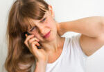 Femme,Avec,Mobile,Téléphone,Ayant,De,Douleur,Dans,Son,Cou,-
